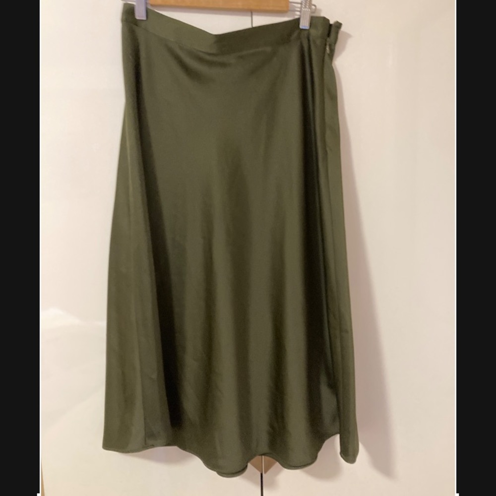 H&M green midi satin-look slip skirt. NWT size 10